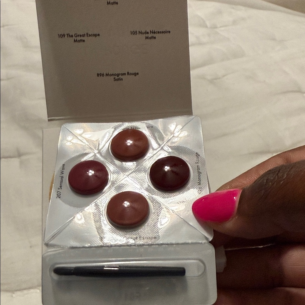 Louis Vuitton LV Rouge small lipstick pack